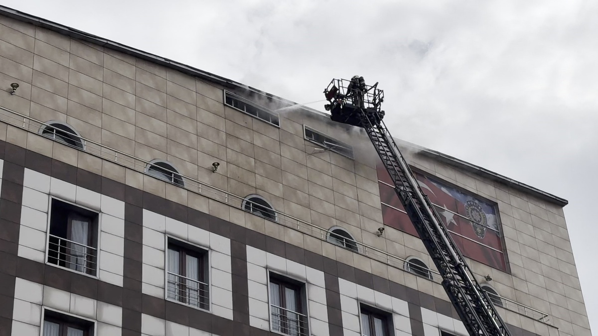 Merter polis evinde yangın
