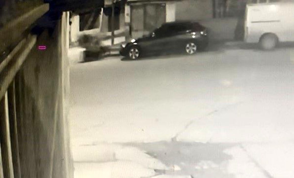 Motosiklet önce yayaya ardından duvara çarptı: 3 yaralı