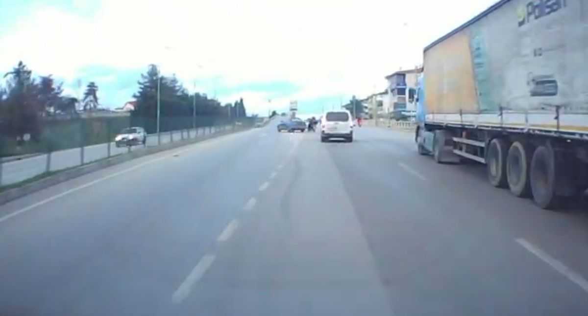 Kontrolden Çıkan Otomobil Bariyere Çarptı