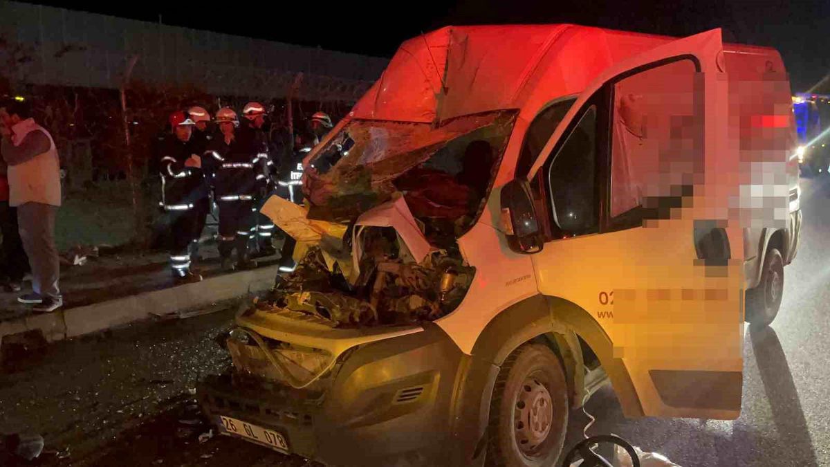 Panelvan araç park halindeki tıra ok gibi saplandı: 2 ağır yaralı