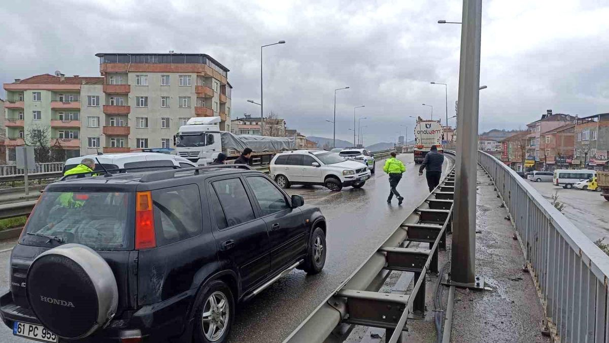 Samsun'da cip bariyere çarptı, anne ve oğlu yaralandı