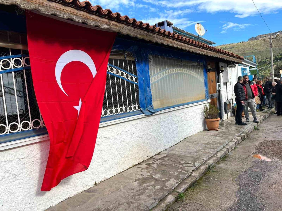 Şehit pilotun İzmir'deki evinde yas