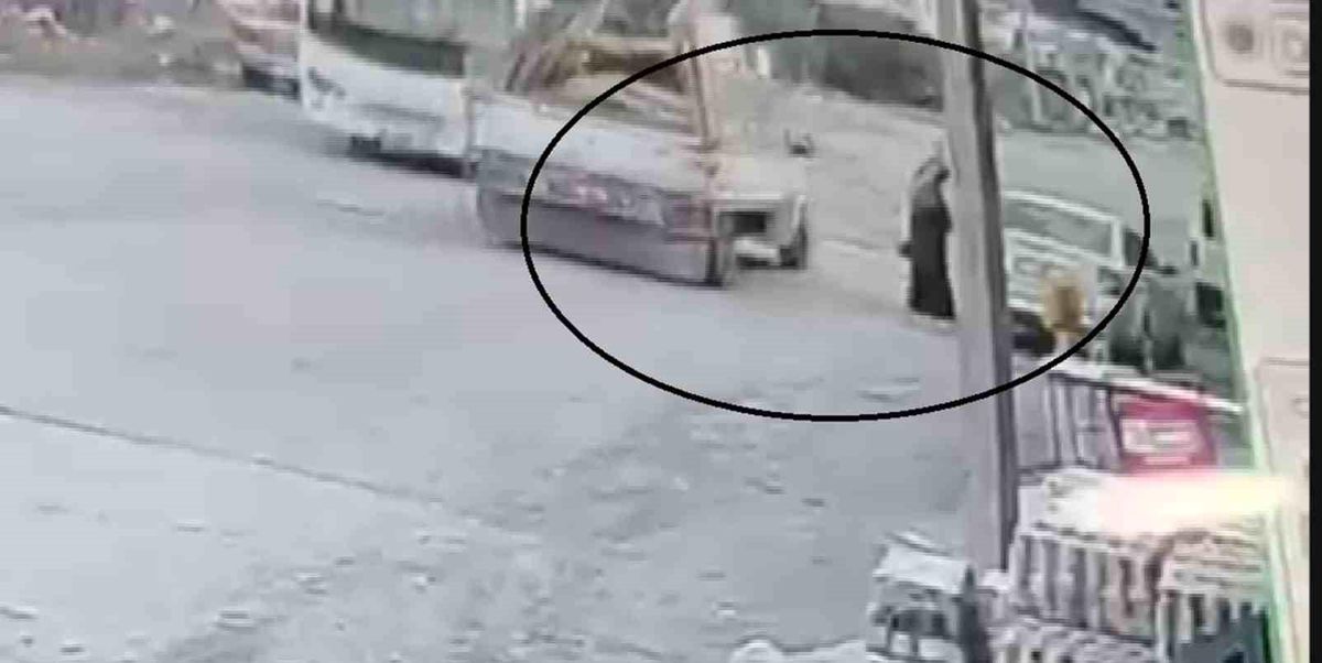 Seyir halindeki pikabın açılan kapağı kadının kafasına çarptı... O anlar kamerada