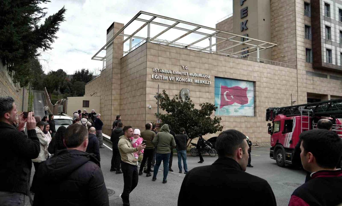 Zeytinburnu'nda bulunan polisevinin çatısında bilinmeyen bir nedenle yangın çıktı. Olay yerine çok sayıda itfaiye ekibi sevk edildi, ekiplerin söndürme çalışması sürüyor.