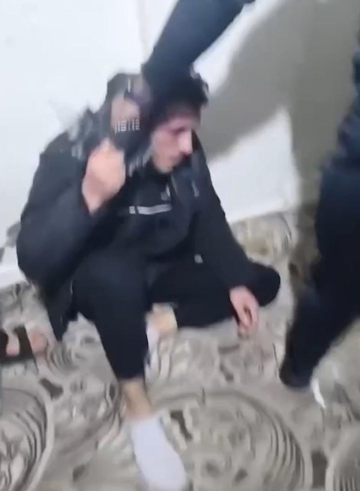 1 kişiyi darbedip görüntülerini paylaştılar; inceleme başlatıldı