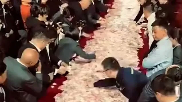 جمع 26 مليون دولار، قال لموظفيه 'خذوا ما تستطيعون حمله'