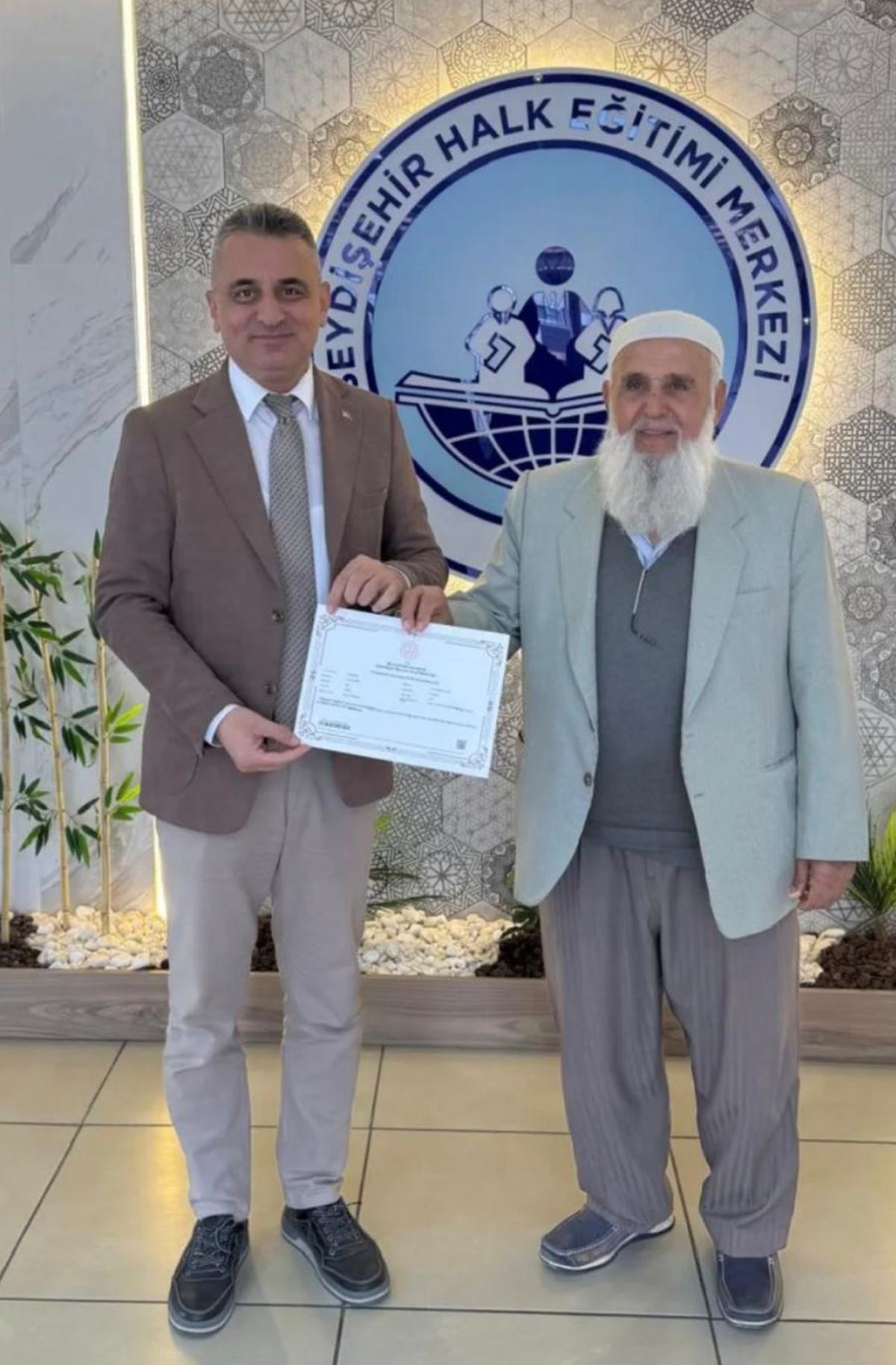 84 yaşındaki Celil Yıldırım, Halk Eğitim Merkezi'nde okuma-yazma öğrendi