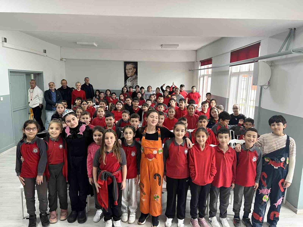Akçakoca'da öğrencilere yönelik tiyatro gösterisi düzenlendi