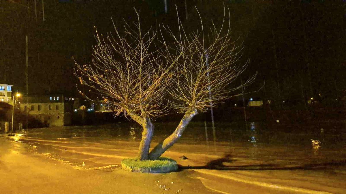 Bartın'da sağanak ve dolu yağışı ırmağı taşırdı