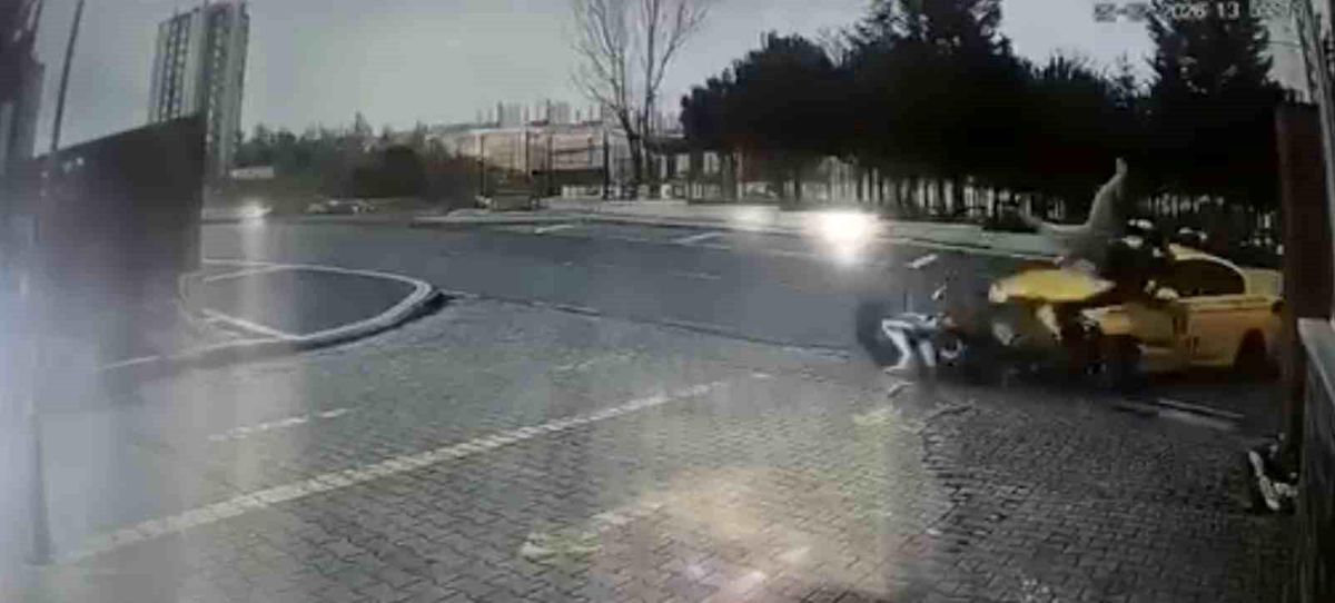 Başakşehir Kayaşehir'de taksi ile motosiklet kafa kafaya çarpıştı