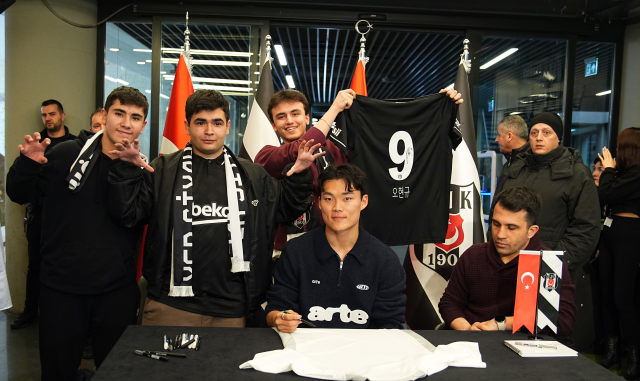 besiktasli taraftarlar hyeon gyu oh imza gunune 19604651 424 m
