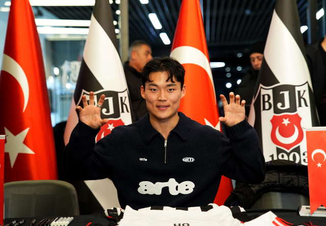 besiktasli taraftarlar hyeon gyu oh imza gunune 19604651 5440 m