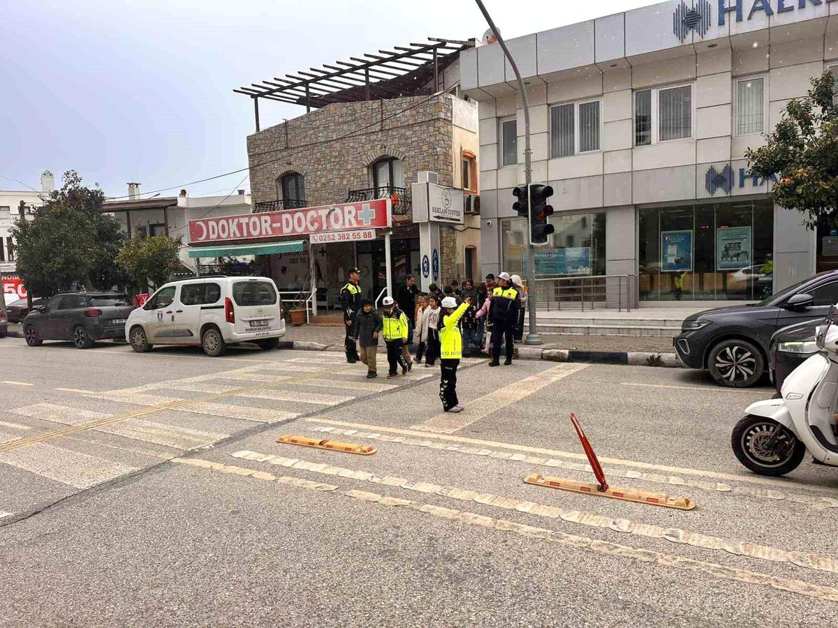 Bodrum'da öğrencilere uygulamalı trafik eğitimi