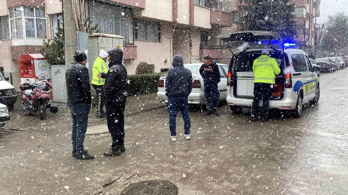 Bolu'da ters yönden gelen motosiklet 2 otomobile çarptı