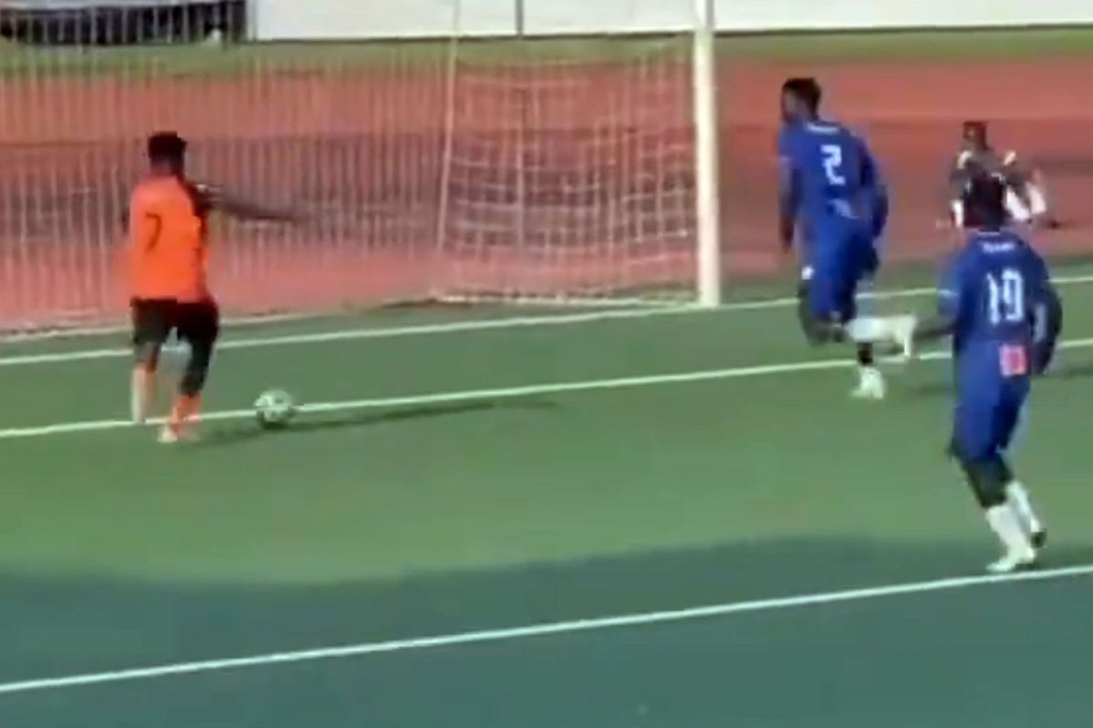 Boş kaleye gol atamayınca kendi takım arkadaşlarından dayak yedi