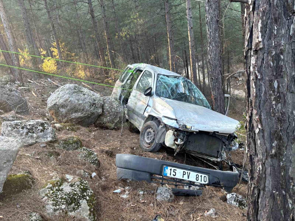 Burdur'da araç şarampole devrildi: 3 yaralı