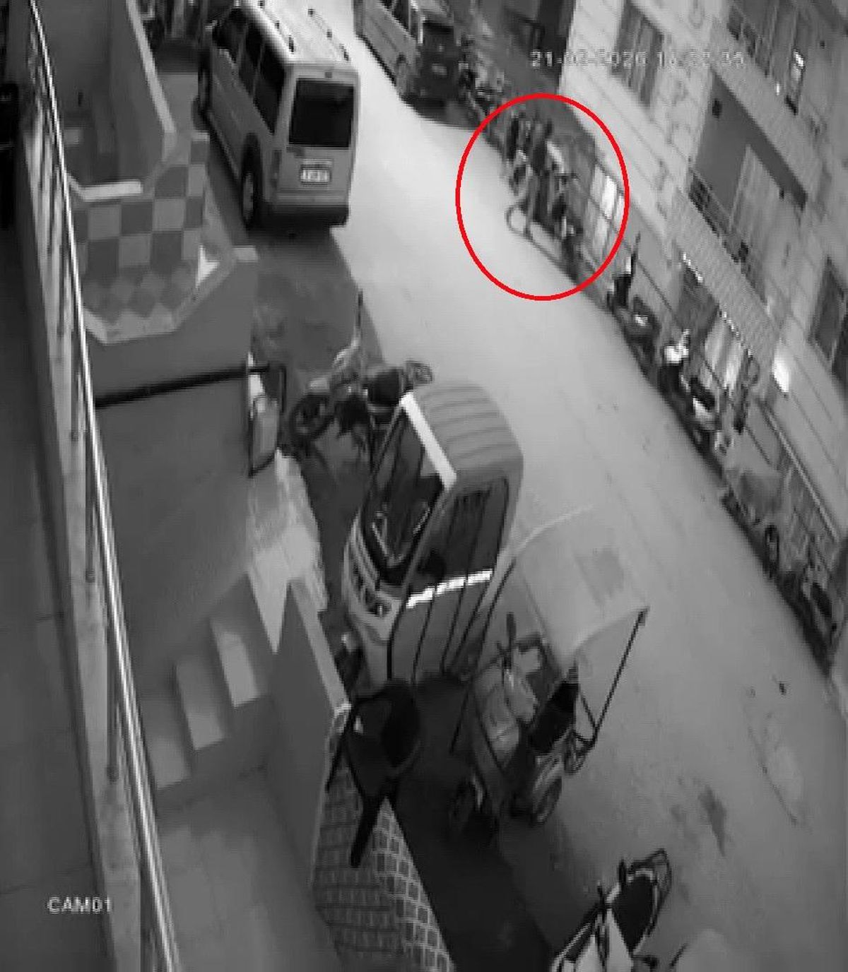 Elini kolunu sallayarak iftar saatinde motosiklet çalan şahıs kamerada