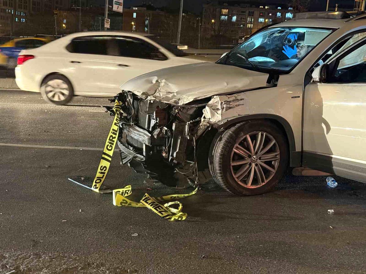 Esenyurt E-5'te otomobilin çarptığı motosiklet sürücüsü hayatını kaybetti