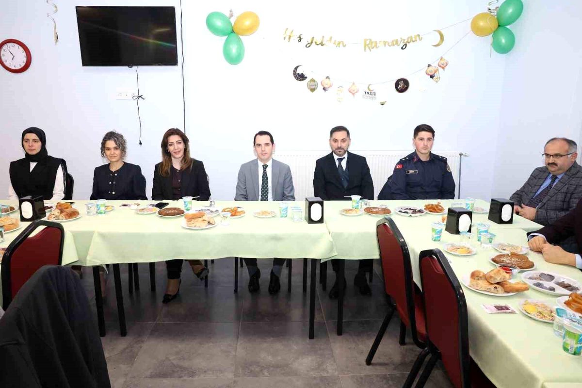 Gördes Huzurevi sakinleri iftar sofrasında buluştu