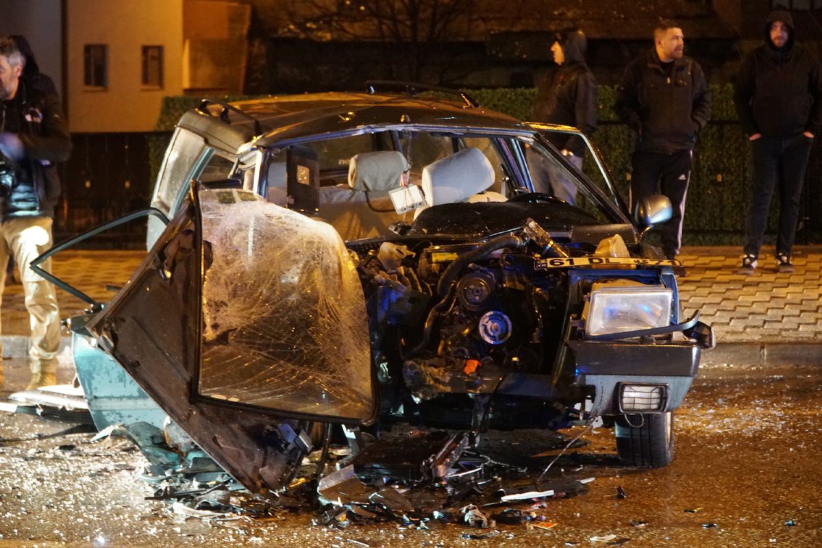 İki otomobilin kağıt gibi ezildiği ölümlü kaza kamerada
