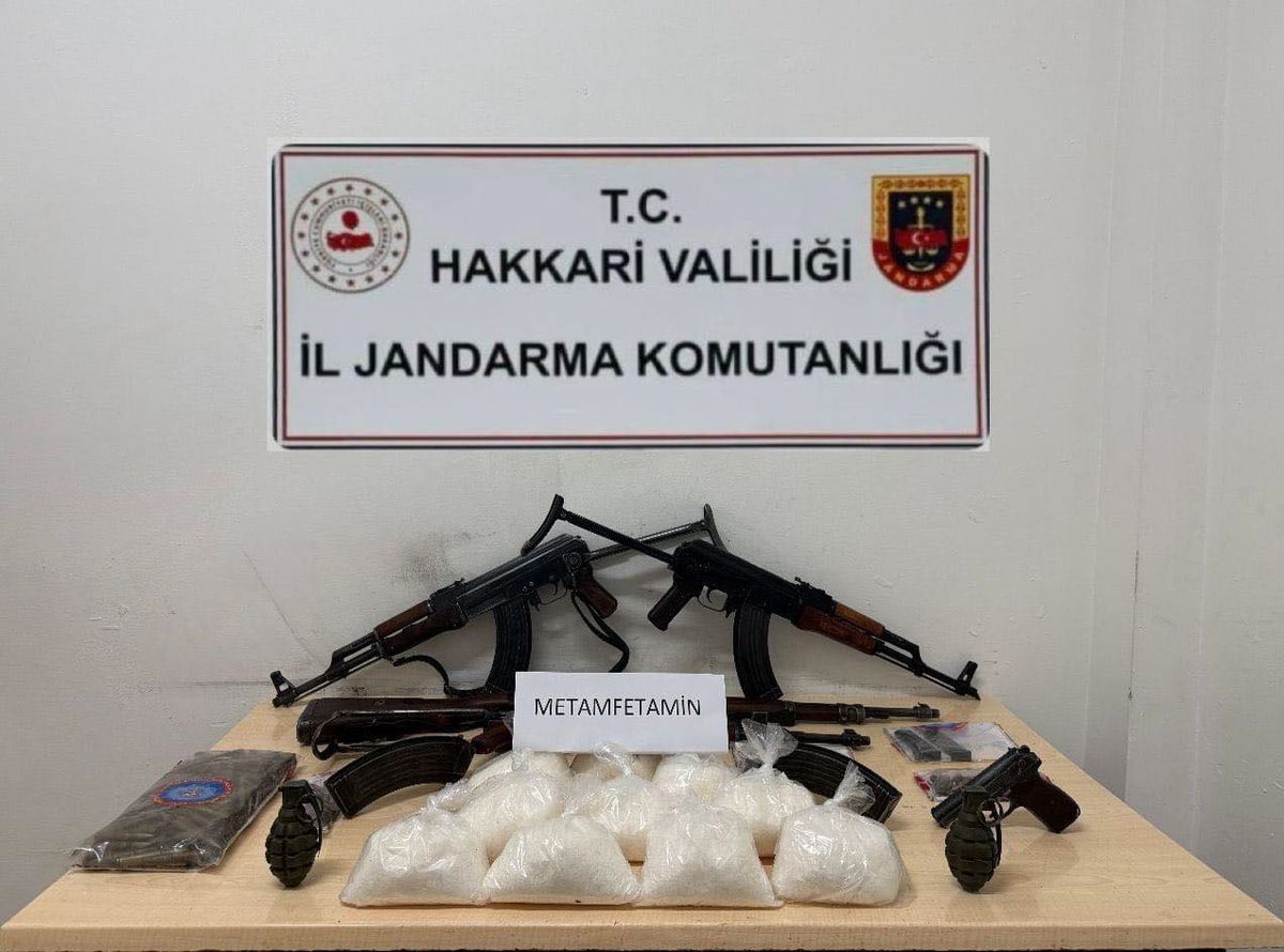 Hakkari'de 5 kilo metamfetamin ile silah ve mühimmat ele geçirildi