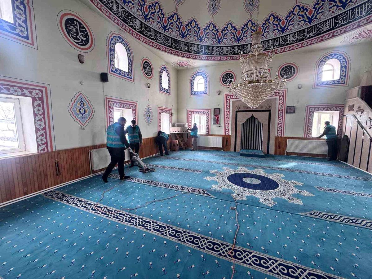 Hınıs'ta yükümlüler camilerde temizlik yaptı