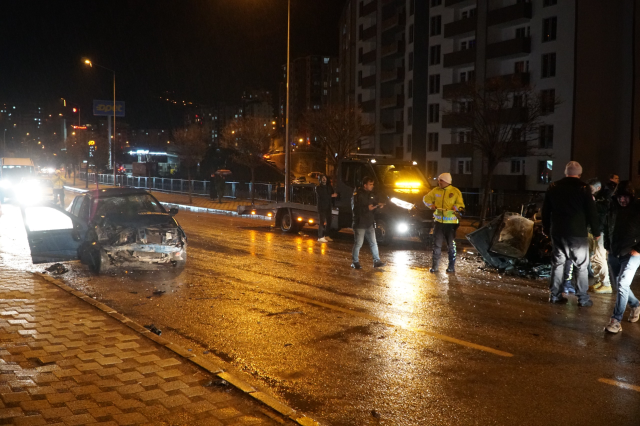 iki otomobilin kagit gibi ezil 19602245 1672 2 m