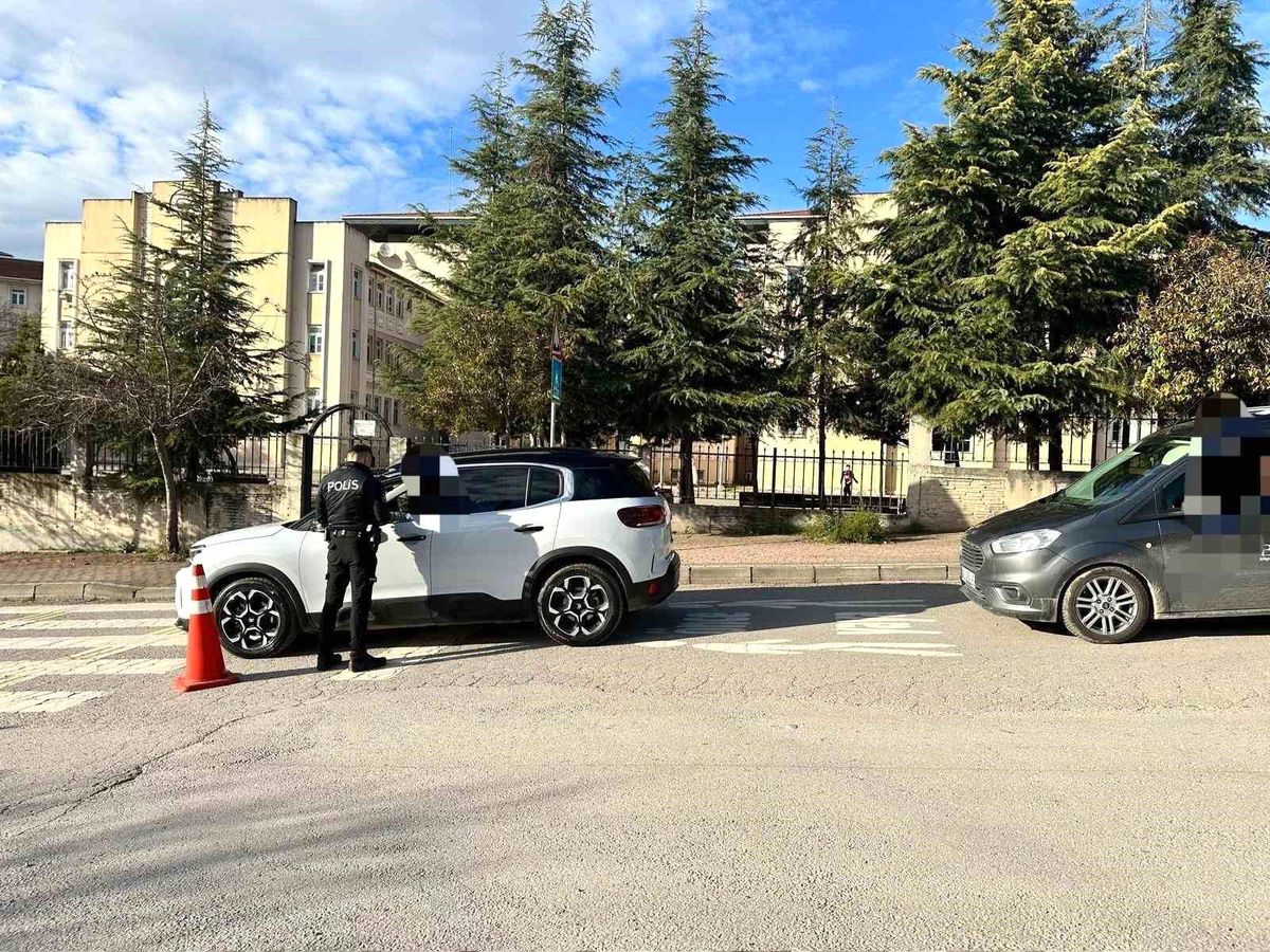 Kocaeli'de güvenli okul denetiminde aranan şahıs yakalandı
