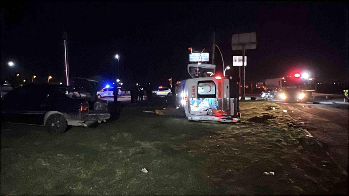Manisa'da otomobil ile ambulans çarpıştı: 5 yaralı