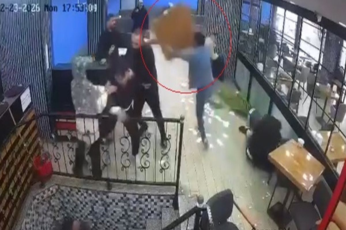 Masa ve sandalyelerle birbirlerine saldırdılar, aralarında para toplayıp masrafı ödeyince serbest kaldılar