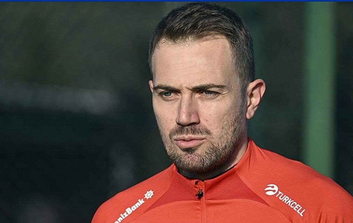 Mert Günok neden yok, Nottingham Forest Fenerbahçe maçında Mert Günok sakat mı, cezalı mı yedek mi?