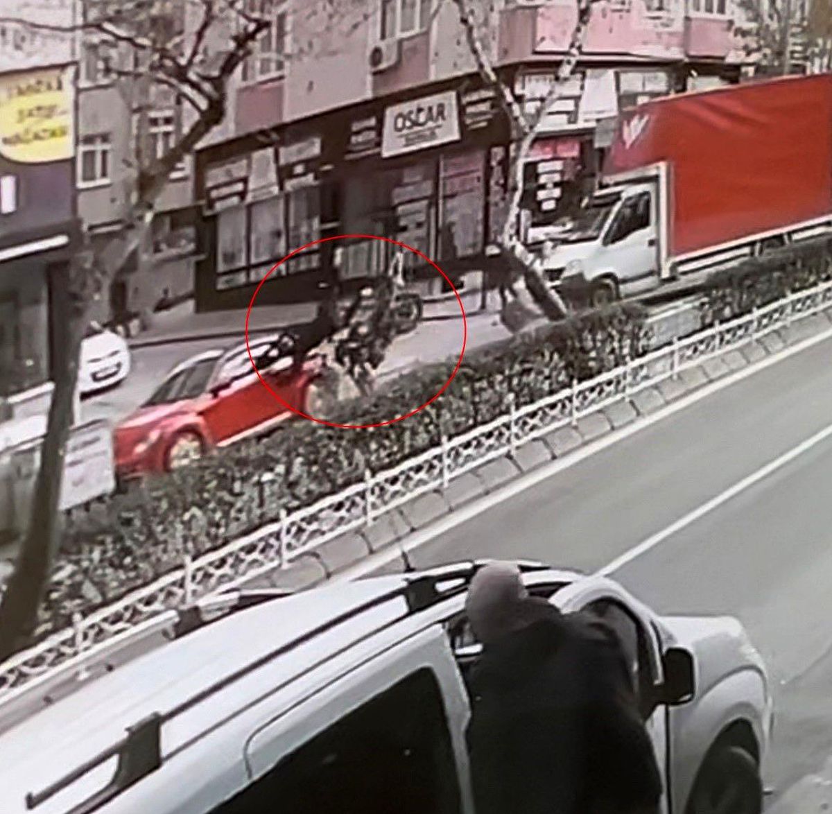 Motosiklet dönüş yapan kamyonete ve park halindeki otomobile çarpıp takla attı