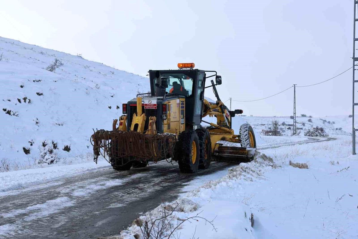 Sivas'ta 432 yerleşim yerinin yolu ulaşıma kapalı
