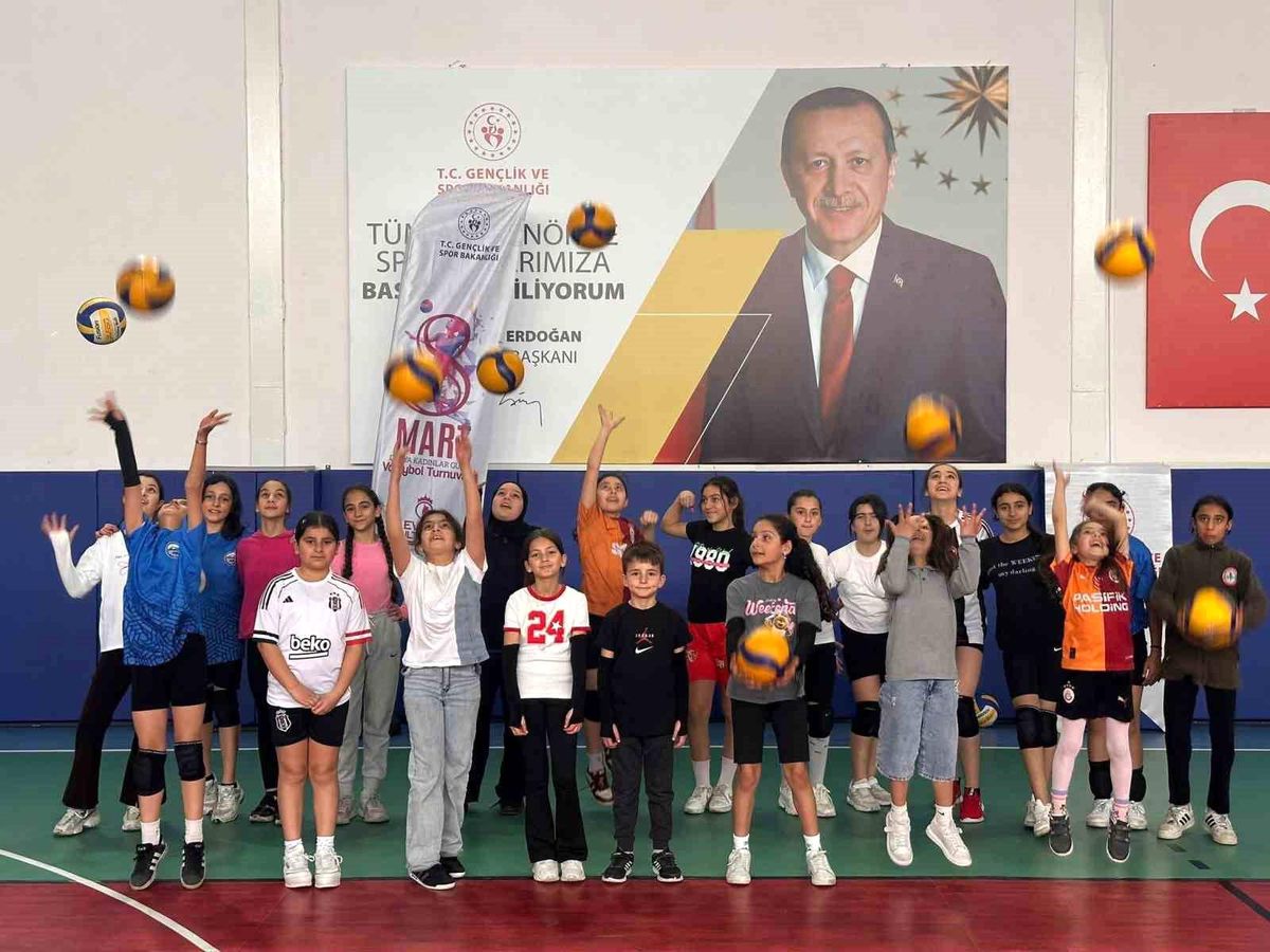 Tomarza'da voleybol kursları Ramazan'da da hız kesmiyor