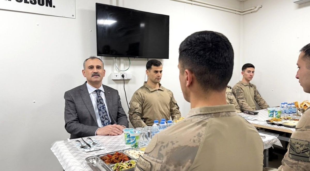 Vatan nöbetindeki kahramanlar sınır hattında iftar sofrasında