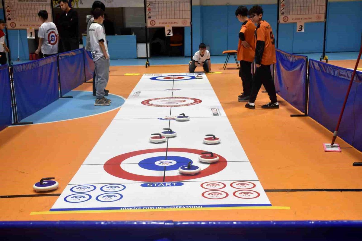Yıldız Erkekler Floor Curling'de Osmanköy Ortaokulu birinci oldu