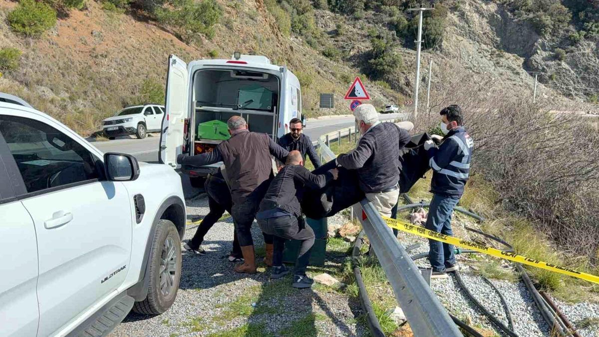 Yol kenarında ölü bulunan kadının kocası ile oğlu tutuklandı