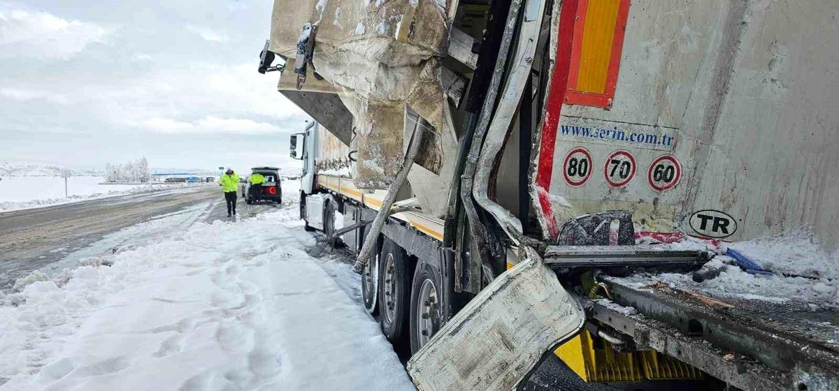 Adilcevaz'da tırlar çarpıştı