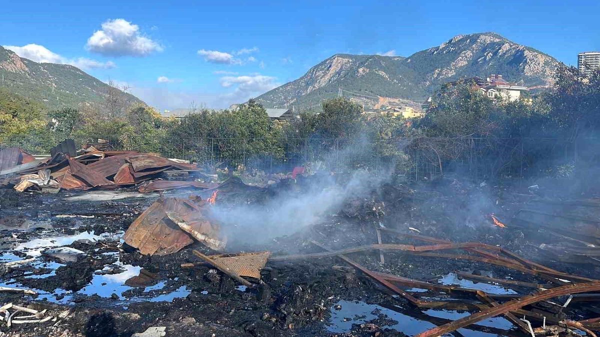 Alanya'da depo yakınındaki yangın korkuttu
