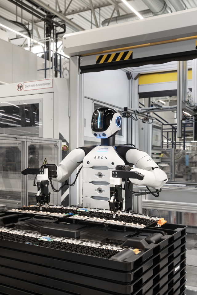 Alman otomotiv devinde işler değişiyor, insansı robotlar üretim hattında