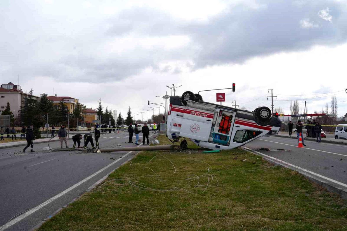 Ambulansla hafif ticari araç çarpıştı: 3 sağlık görevlisi yaralandı