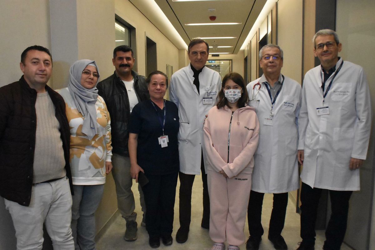İzmir'de aynı hastalık nedeniyle annesiyle aynı kaderi paylaşan kızına dayısından böbrek nakli yapıldı