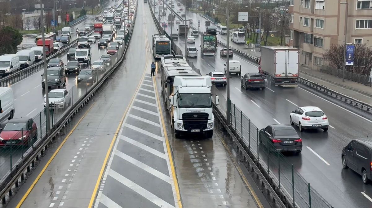 Avcılar'da İBB Sosyal Tesisleri durağında 2 metrobüsün çarpışması sonucu 4 kişi yaralandı
