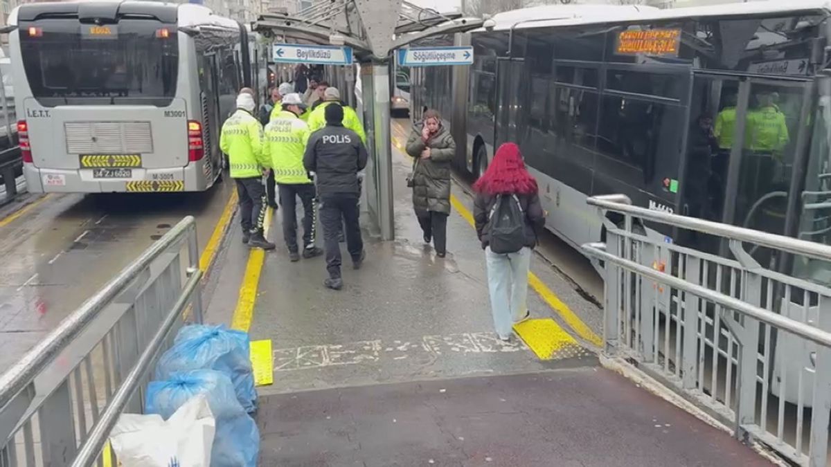 Avcılar'da iki metrobüs çarpıştı: 4 yaralı