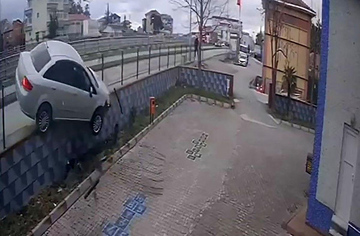 Bafra'da otomobil cami bahçesine uçtu