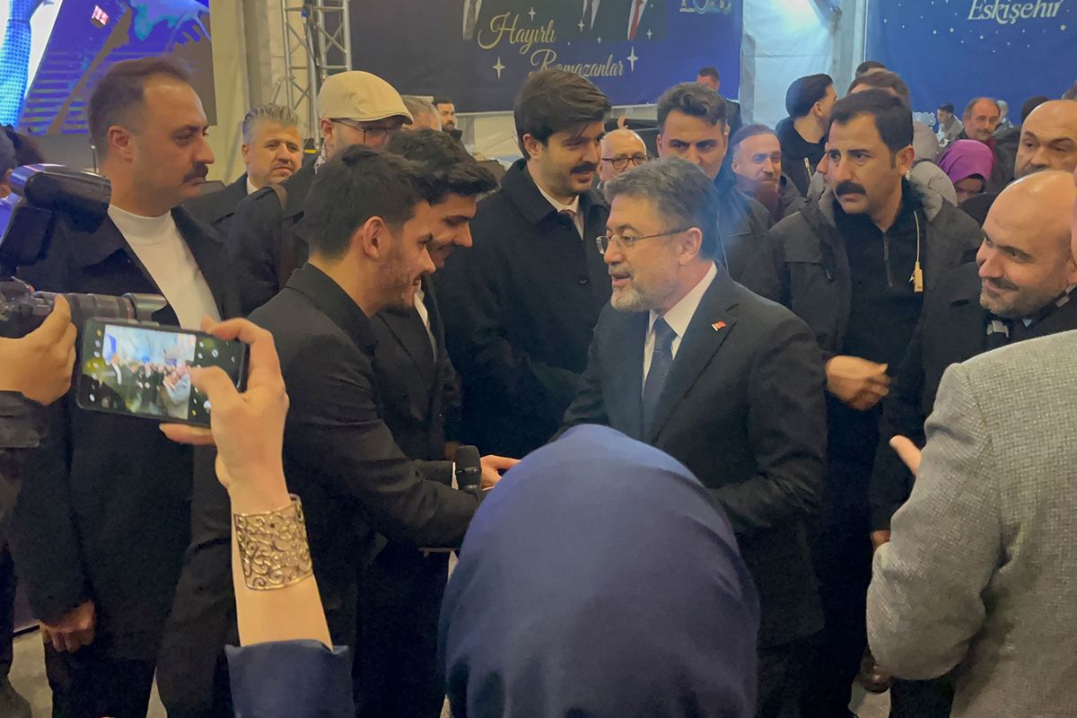 Bakan Yumaklı, gençlerle birlikte 'Kabe'de Hacılar' ilahisini söyledi