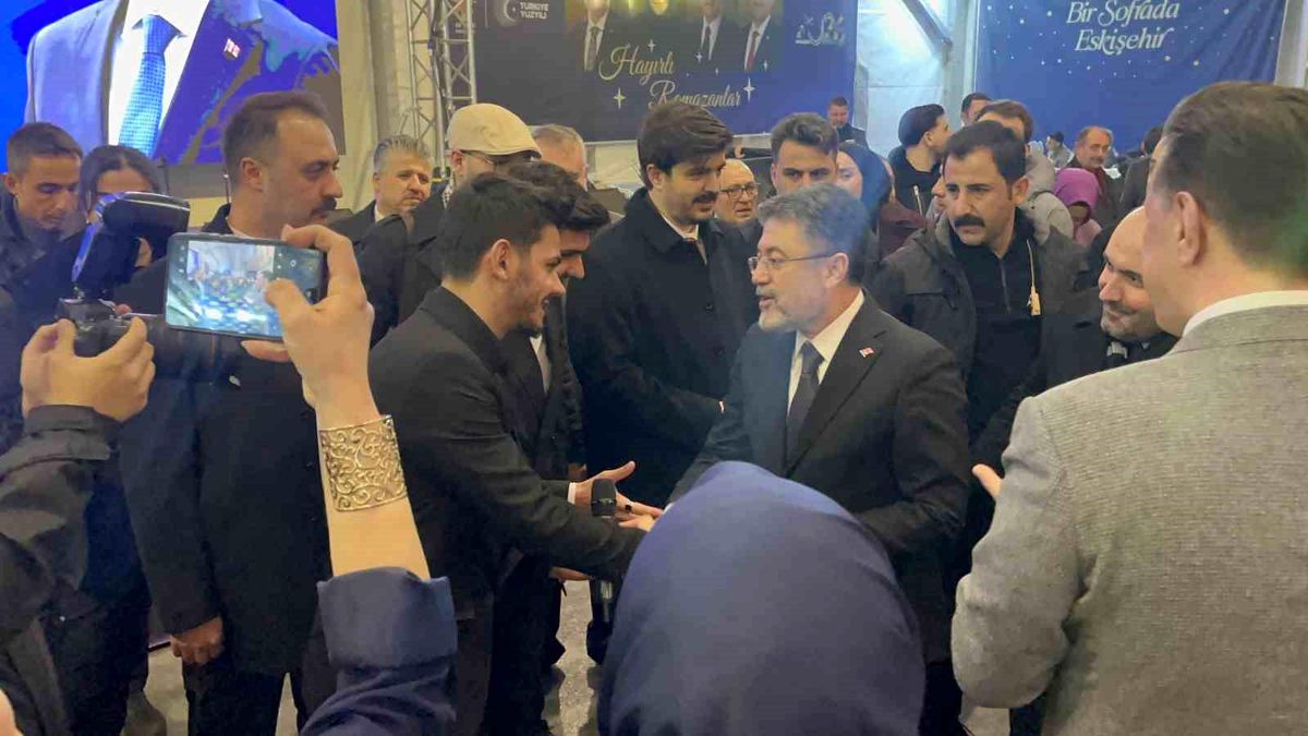 Bakan Yumaklı, gençlerle birlikte "Kabe'de Hacılar" ilahisini söyledi