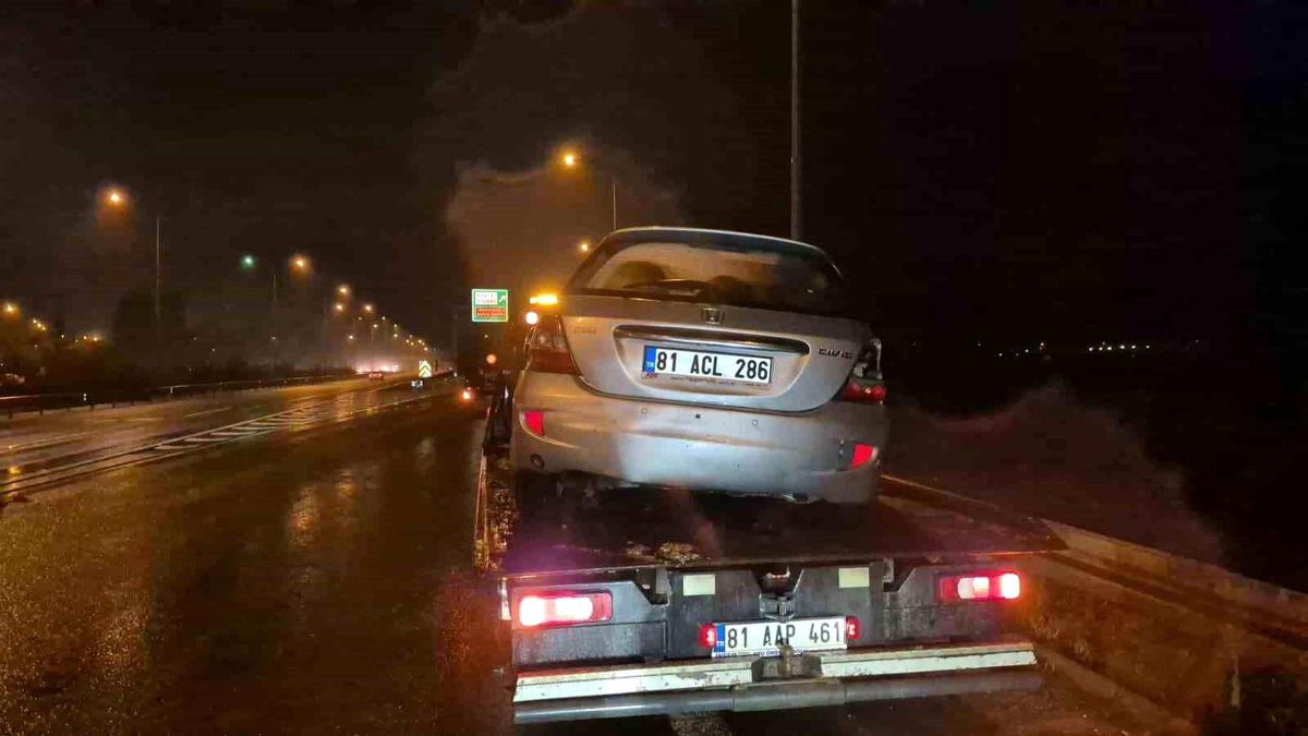 Bariyerlere çarpan otomobilin sürücüsü yaralandı