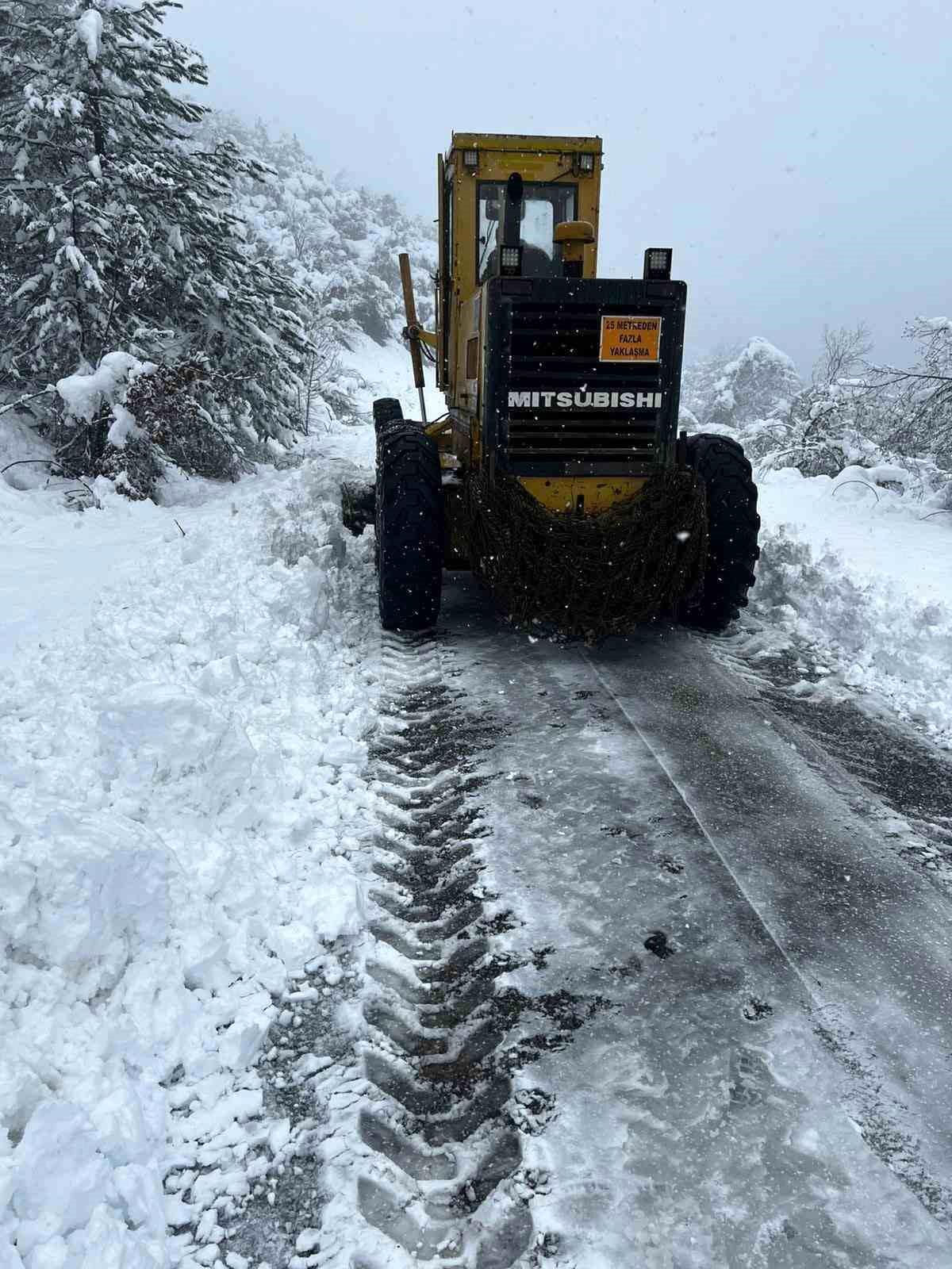Bartın'da karla mücadele çalışmaları devam ediyor
