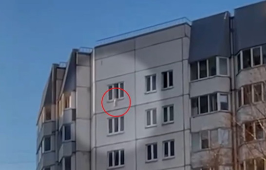 The baby fell from 33 meters, two female nurses caught him in the air with a coat